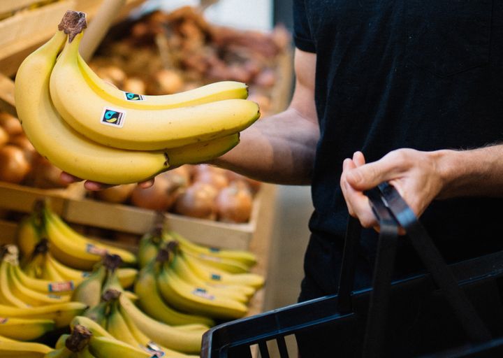 Reilun kaupan banaanit päätymässä ostoskoriin. Kuva: Angela Wu, Fairtrade