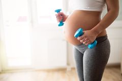 Aiempien tutkimusten mukaan raskaudenaikaisella liikunnalla on useita terveyshyötyjä. Se saattaa mm. ehkäistä raskausdiabetesta ja vaikuttaa henkiseen hyvinvointiin. Kuva: iStockphoto