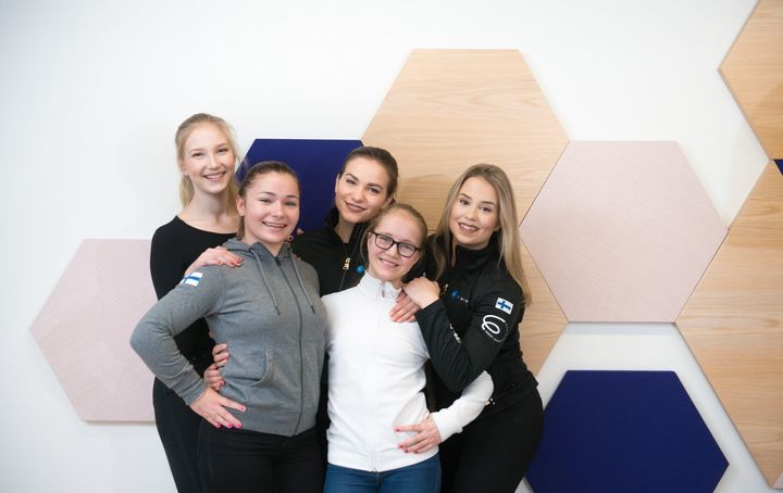 Vasemmalta: Elina Salminen, Sanni Romanainen, Josefina Niemi, Nona Vihma ja Ada Pieninkeroinen