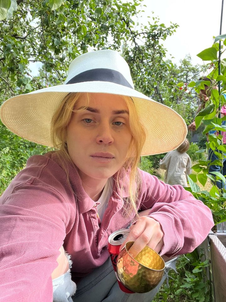 Kemiönsaarella perheineen mökkeilevä Kirsikka Simberg tunnustautuu puutarhaharrastajaksi ja haaveilee onsen-henkisestä paljusta.
