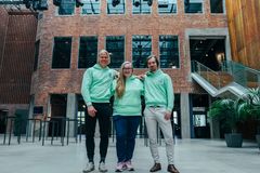 Commu on parikymppisten nuorten yrittäjien, Sami Ekmarkin, Karoliina Kauhasen ja Ronnie Nygrenin, perustama auttamisen sovellus.