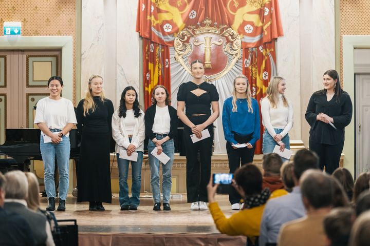 Cheerleadingin MM-mitalistit Felicia Backström, Adeliina Hakala, Jemina Jylhä, Nea Kieslich, Fanni Koivusaari, Minea Mäkinen, Elli Niemi ja Viivi Norback sekä jääkiekon nuorten MM-mitalisti Jenniina Kuoppala. Kuva: Christoffer Björklund