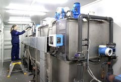 Viikinmäen jätevedenpuhdistuslaitos on saanut tiloihinsa Actiflo™ Carb -laitteiston, jolla testataan aktiivihiilen erottamista jätevedestä tehostetun laskeutuksen menetelmällä. Kehittämisinsinööri Maija Vilpanen tutustuu uutuuttaan hohtavaan vuokralaitteistoon. 