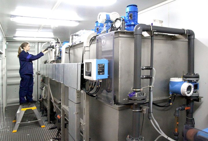 Viikinmäen jätevedenpuhdistuslaitos on saanut tiloihinsa Actiflo™ Carb -laitteiston, jolla testataan aktiivihiilen erottamista jätevedestä tehostetun laskeutuksen menetelmällä. Kehittämisinsinööri Maija Vilpanen tutustuu uutuuttaan hohtavaan vuokralaitteistoon.