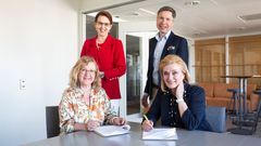 Liiketalouden Liitto LTA liittyy Akavan Erityisaloihin. Sopimusta allekirjoittamassa LTA:n toiminnanjohtaja Annina Antell (vas.) ja Akavan Erityisalojen toiminnanjohtaja Salla Luomanmäki. Takana LTA:n puheenjohtaja Ritva Kyynäräinen ja työmarkkinalakimies Kari Eskola Akavan Erityisaloista. Kuva: Kerttu Penttilä