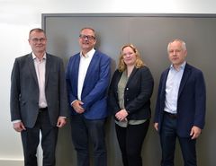 Från vänster: kanslichef Juhani Damski, stadsdirektör Tomas Häyry, direktör Karoliina Laakkonen-Pöntys, direktör för styrning och internationellt samarbete Ismo Tiainen