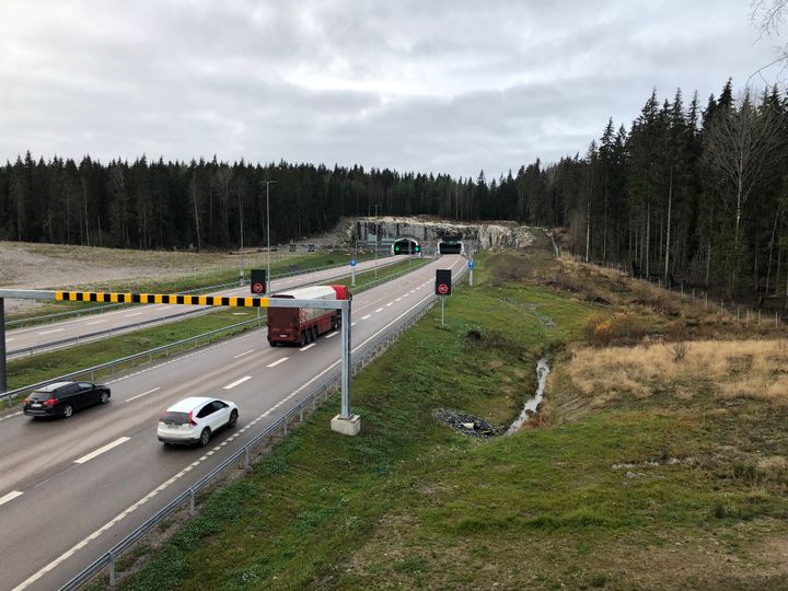 Lahden uuden kehätien tunneileissa Schneider Electricin älytieratkaisut valvovat liikenteen turvallisuutta. Kehätie on vähentänyt Lahden keskustan läpi kulkevaa liikennettä merkittävästi jo ensimmäisen käyttövuoden aikana.