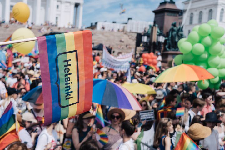 Pride-viikon työpajoissa askarrellaan muun muassa asusteita lauantaina 1.7. järjestettävään Pride-kulkueeseen. Kuva: Mika Ruusunen.