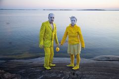 Simon Häggblom & Karin Lind: Yellow Hop, 2012, performanssi kameralle