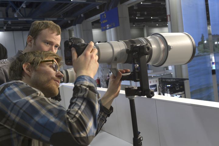 Kuva&Kamera-messuilla hifistellään myös välineillä. Kuva: Messukeskus