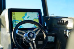 . Zur Standardausstattung gehört ein 16" Buster Q Smart Display. Die Konsole bietet einen speziellen Platz für den Yamaha Helm Master EX-Joystick und das Display. Helm Master EX ermöglicht eine präzise und einfache Steuerung des Bootes auf engstem Raum, wie in Häfen und engen Kanälen.