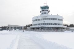 Talvinen kenttäalue odottaa ulkoilijoita. Kuva: Paavo Jantunen