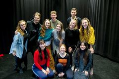 Kuvassa TAMKin Musiikkiteatterilinjan 1. vuosikurssilaiset: takarivissä Petja Pulkkinen, Veeti Laasila ja Viljami Rosvall, keskirivissä Maija Mustonen, Ella Vähäpassi, Saimi Kaisanlahti, Suvi Aalto ja Katariina Särkijärvi sekä alarivissä Saara Östman, Tinja Taipale ja Elizabeth Hiltunen.