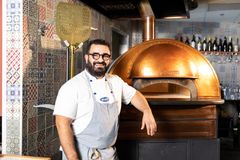 Pizzaguru Luca Platania on yrittäjä isolla intohimolla. Miehen ura alkoi Suomessa kymmenisen vuotta sitten, kun hän avasi Turkuun ensimmäisen Pizzariumin. Kuva: Patrick Stycz
