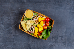 Rax KotiBox -menusta löytyy kolme ruokaisaa salaattia, joista kuvassa raikas Mango Pollo (10,50 €).