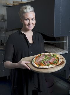 Cafe & Pizzeria Ankkurissa voi nauttia pizzanpaiston SM 2014 Riina Kuntsin taidonnäytteistä. Kuva: Mika Mettälä