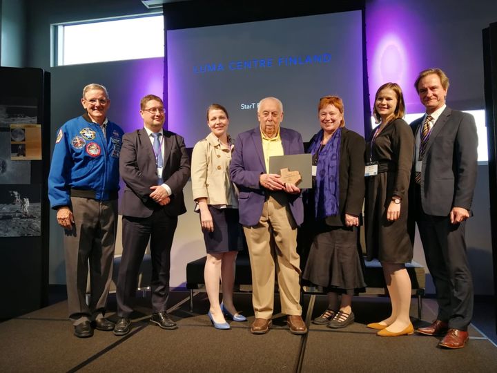 LUMA-keskus Suomen edustajat vastaanottamassa palkintoa Houstonin avaruuskeskuksessa. Kuvassa vasemmalta oikealle: astronautti Bill McArthur, Jan Lundell, Outi Haatainen, Johnson Space Centerin ex-johtaja George Abbey, Maija Aksela, Anette Markula ja IPN2018 konferenssin puheenjohtaja Bruce Van Dyk.