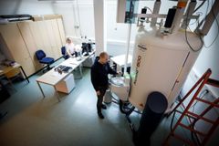 Professori Perttu Permi etsii NMR- spetroskopian laboratoriossa Nanotiedekeskuksessa entsyymeistä keinoja tuhota antibiooteille vastustuskykyisiä Staphyloccus aureus-bakteereja. Kuva: Jyväskylän yliopisto