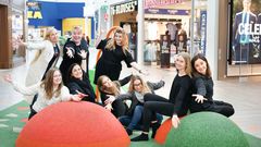 Kuvassa Matkuksen ja Avidlyn tiimiläisiä. Takarivissä vas. Sanna Rautio, Minna Karppinen ja Maria Huttunen, eturivissä vas. Jenny Korhonen, Janina Palm-Davies, Elina Jussila, Satu Väänänen, Emmi Virsunen ja Salla Leinonen.