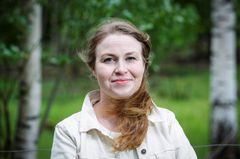 Irene Kuhmonen on Jyväskylän yliopiston kauppakorkeakoulun tutkija, joka on perehtynyt suomalaisen ruokajärjestelmän kestävyyssiirtymään. Kuva: JYU/Petteri Kivimäki
