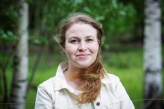 Irene Kuhmonen on Jyväskylän yliopiston kauppakorkeakoulun tutkija, joka on perehtynyt suomalaisen ruokajärjestelmän kestävyyssiirtymään. Kuva: JYU/Petteri Kivimäki