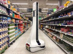Prisma Iso Omenassa Espoossa kokeillaan itsekseen liikkuvaa robottia, joka kerää tietoa muun muassa täydennystä kaipaavista hyllyistä ja hintatietojen oikeellisuudesta.