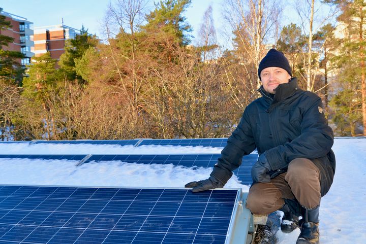 Kevätaurinko saa Kuunsillan 85 kW:n huipputehoisen aurinkopaneeliston tuotannon jälleen vauhtiin. Keskimääräinen vuosituotanto on noin 65 000 kWh. Se vastaa noin 25 kerrostalokaksion vuotuista sähkönkulutusta. Kuva: Petja Partanen.