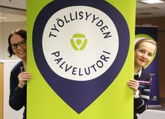 Työllisyyspalveluiden uraohjaaja Sari Kivimaa ja TE-toimiston koordinaattori Elina Kittilä palvelevat asiakkaita Työllisyyden palvelutorilla. (Kuva: Annina Laurikainen)