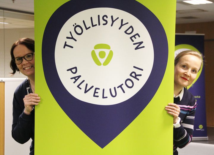 Työllisyyspalveluiden uraohjaaja Sari Kivimaa ja TE-toimiston koordinaattori Elina Kittilä palvelevat asiakkaita Työllisyyden palvelutorilla. (Kuva: Annina Laurikainen)