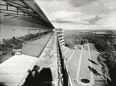 Eteläiselle, eli potilaita ajatellen aurinkoiselle puolelle, Alvar Aalto loi ympäröivään metsään sommittelultaan tavattoman modernin avoimen terassipuutarhan. Se oli yksi Euroopan ensimmäisiä abstrakteja geometrisia puutarhoja. Kuva: Alvar Aalto -säätiö