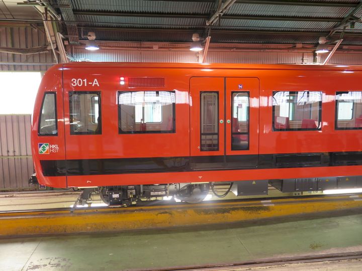 Uuden junan väri on vanhemmista M100-sarjan junista tuttu punaoranssi.