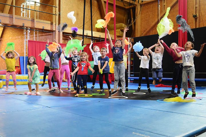 Nuoriso- ja sosiaalisessa sirkuksessa tarjotaan sirkusta välineenä käyttäen onnistumisen ja voimaantumisen kokemuksia nuorille sekä erityistarpeisille ryhmille. Kuva: Katérina Flora