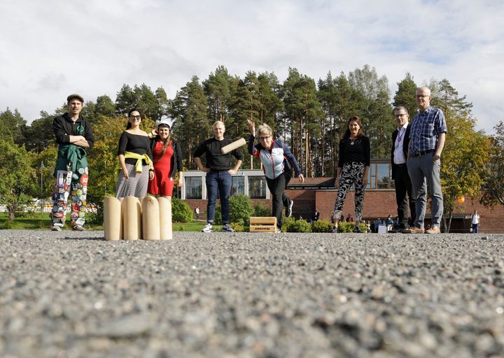 Kampuksen kentällä ratkottiin viime syksynä JYU:n ja JYY:n mölkkyherruus. Heittovuorossa talous- ja palvelujohtaja Päivi Seppä. Kuva: Petteri Kivimäki.