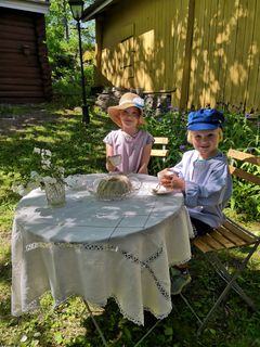 Lasten museopäivänä 12.6. lasten on mahdollista tutustua entisaikojen askareisiin Naantalin museon Hiilolan puutarhassa.