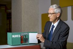 Esko Tusan kehittämä Nures-järjestelmä mullisti radioaktiivisten vesien puhdistuksen. (Kuva: Jari Härkönen)