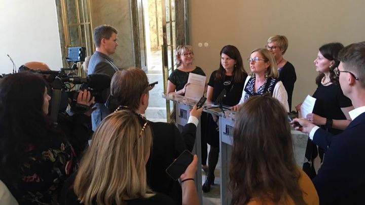 Sosiaali- ja terveysvaliokunnan opposition valiokuntaveturit Anneli Kiljunen, Alanko-Kahiluoto, Aino-Kaisa Pekonen, Arja Juvonen ja Veronica Rehn-Kivi
pitivät tiedotustilaisuuden valiokunnan päätöksestä olla antamatta lausuntoa julkisen talouden suunnitelmasta.