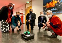 Marita Ahola, Jimmy Pulli, Jorma Tuominen, Thomas Vikström ja Kati Komulainen miettivät, pitäisikö Scribbler 3 -robotin nimestä järjestää kilpailu.