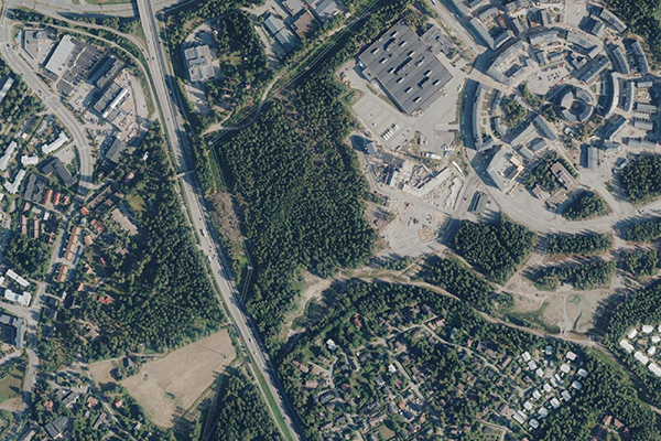 Ilmakuva Hämeenlinnanväylästä ja Kuninkaantammesta. Kuva: Helsingin karttapalvelu