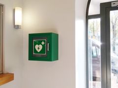 Du känner igen en defibrillator (hjärtstartare) på den internationella grönvita symbolen. Hjärtstartare för allmänt bruk finns exempelvis på köpcentra och arbetsplatser samt i andra offentliga lokaler.