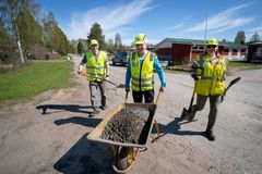 Vapaaehtoisen pelastuspalvelun jäsenjärjestöjen vapaaehtoiset ovat suojanneet taloja tulvilta Rovaniemellä. Kaikkiaan vapaaehtoiset ovat tehneet noin 1000 työtuntia. Kuva: Kaisa Sirén / Suomen Punainen Risti