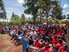 Silpomisvaarassa oleville tytöille järjestetään turvaleirejä loma-aikoina Keniassa. Turvaleirin loppuseremoniaan kutsutaan paikalle  myös perheet. Kuva: Nyasha Kadandara/Solidaarisuus