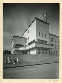 Personal och barn framför Folkhälsans huvudbyggnad 1934. Foto: Folkhälsans arkiv/H. Iffland
