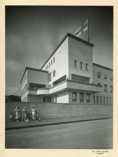 Personal och barn framför Folkhälsans huvudbyggnad 1934. Foto: Folkhälsans arkiv/H. Iffland