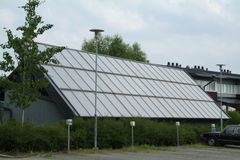 Eko-Viikin alueella yhdeksän kiinteistöä on varustettu aurinkolämpöjärjestelmillä, joilla tuotetaan lämpöä veden lämmittämiseen sekä muutamassa kiinteistössä myös lattialämmitykseen. Aurinkokeräimistä saatava lämpö johdetaan lämpövaraajana toimivaan eristettyyn vesisäiliöön. Kuva: Helen Oy