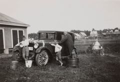 Jaakko Estola with his brother and cousin in Kerava in the 1920s. Jaakko is on the left. Photo: Jaakko Estola's personal album