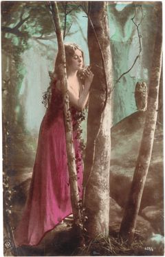 Malli Doll, valokuvaaja Léopold-Émile Reutlinger, käsin väritetty hopeagelatiinivedos NPG-tehtaan 20 otosta sisältäneestä korttisarjasta, julkaistu Saksassa 1904