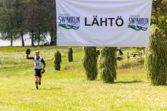 Puruvesi SwimRunin uintiosuudet kulkevat kirkkaudestaan tunnetussa Puruvedessä ja juoksuosuudet maalaismiljöössä sekä metsissä. Kuva: Sami Kero.