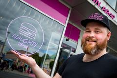 "Turku sai suurimman Naughty BRGR:n, jota voi hyvin kutsua lippulaivaravintolaksemme", iloitsee keittiömestari Akseli Herlevi uudesta ravintola-avauksestaan Turun torin laidalla. Kuva: Roni Lehti / Naughty BRGR