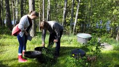 Jätevesineuvoja tarkastamassa kiinteistön jätevesijärjestelmää
neuvontakäynnin yhteydessä. Kuva: VHVSY