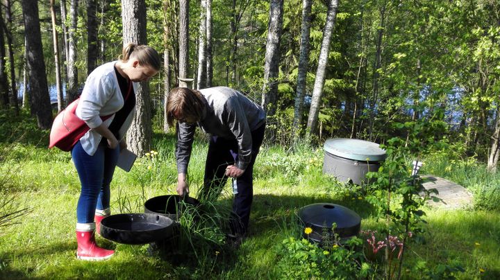 Jätevesineuvoja tarkastamassa kiinteistön jätevesijärjestelmää
neuvontakäynnin yhteydessä. Kuva: VHVSY